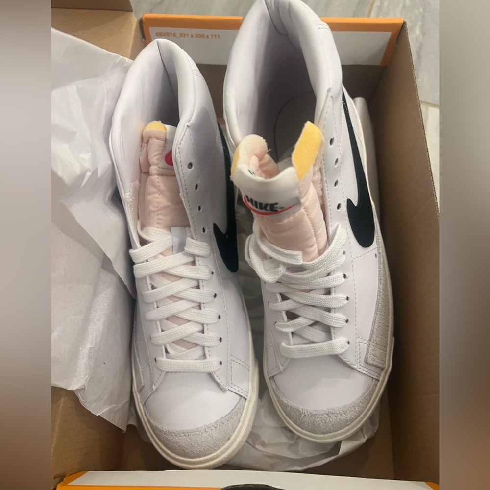 Nike blazers white and black
New in box
Size 8